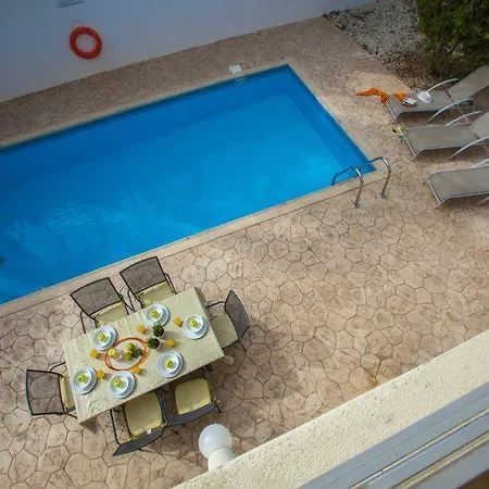 Located Close To Strip And Beach 89 *