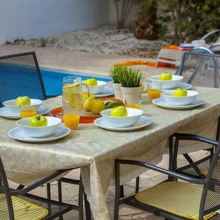 Located Close To Strip And Beach 89 Villa *