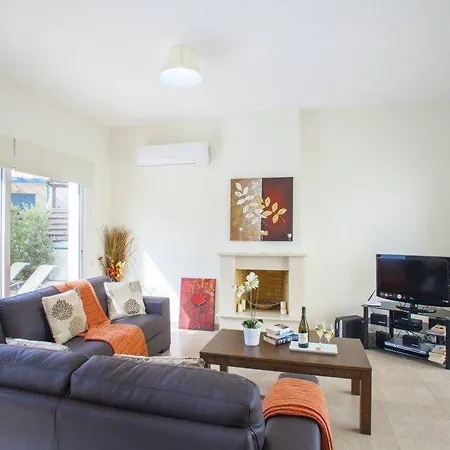 Located Close To Strip&beach 89
