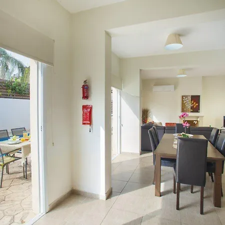 Located Close To Strip&beach 89